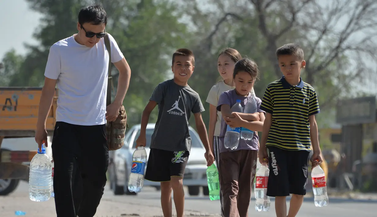 Selama sebulan terakhir, warga Bishkek, Kanychai Bakirova, tinggal bersama keluarganya yang terdiri dari 11 orang, termasuk anak-anak, di sebuah rumah yang hanya dialiri air dari keran. (VYACHESLAV OSELEDKO / AFP)