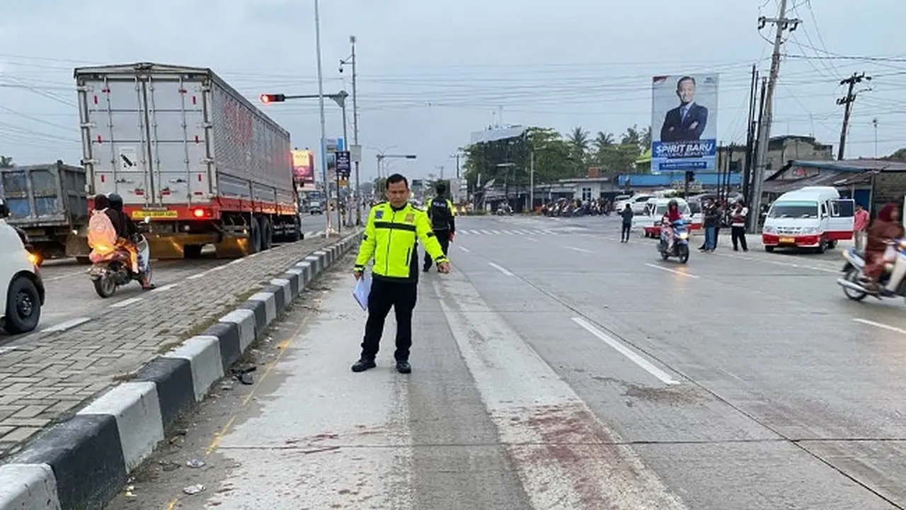 Personel Satuan Lalu Lintas Polresta Pekanbaru di lokasi kecelakaan yang menewaskan seorang warga.