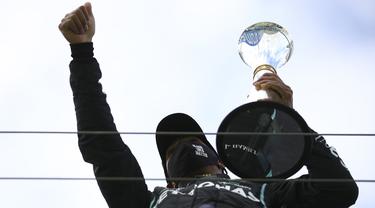 Pembalap Mercedes Lewis Hamilton merayakan kemenangannya pada F1 GP Eifel di Nuerburgring, Nuerburg, Jerman, Minggu (11/10/2020). Hamilton dengan 91 kemenangannya menyamai legenda F1 Michael Schumacher. (Bryn Lennon, Pool via AP)