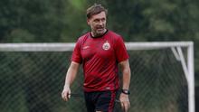 Pelatih Persija Jakarta, Thomas Doll, saat sesi latihan di Nirwana Park Sawangan, Jawa Barat, Kamis (7/7/2022). Latihan merupakan persiapan jelang bergulirnya Liga 1 musim 2022/2023. (Bola.com/M Iqbal Ichsan)