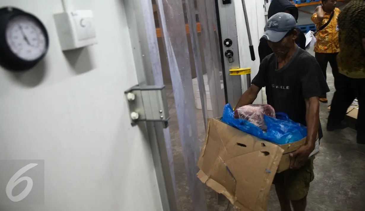 Pekerja membawa daging sapi beku asal Australia yang baru tiba ke ruang penyimpanan, di Gudang Bulog, Jakarta, Kamis (9/6). Ada 300 ton daging sapi beku yang dibawa menggunakan 10 kontainer dari Pelabuhan Tanjung Priok. (Liputan6.com/Faizal Fanani)
