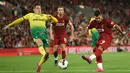 Gelandang Liverpool, Roberto Firmino, melepasakan tendangan saat melawan Norwich pada laga Premier League di Stadion Anfield, Liverpool, Jumat (9/8). Liverpool menang 4-1 atas Norwich. (AFP/Oli Scarff)