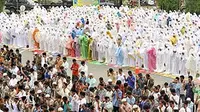 Ribuan pengungsi melaksanakan Shalat Idul Adha, di lapangan parkir posko pengungsian Gunung Merapi Stadion Maguwoharjo, Sleman, DIY.(Antara)