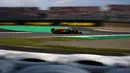 Pembalap Red Bull, Sergio Perez memacu mobilnya saat Formula 1 GP Jepang 2024 di Sirkuit Suzuka, Jepang, Sabtu (07/04/2024). (AFP/Philip Fong)