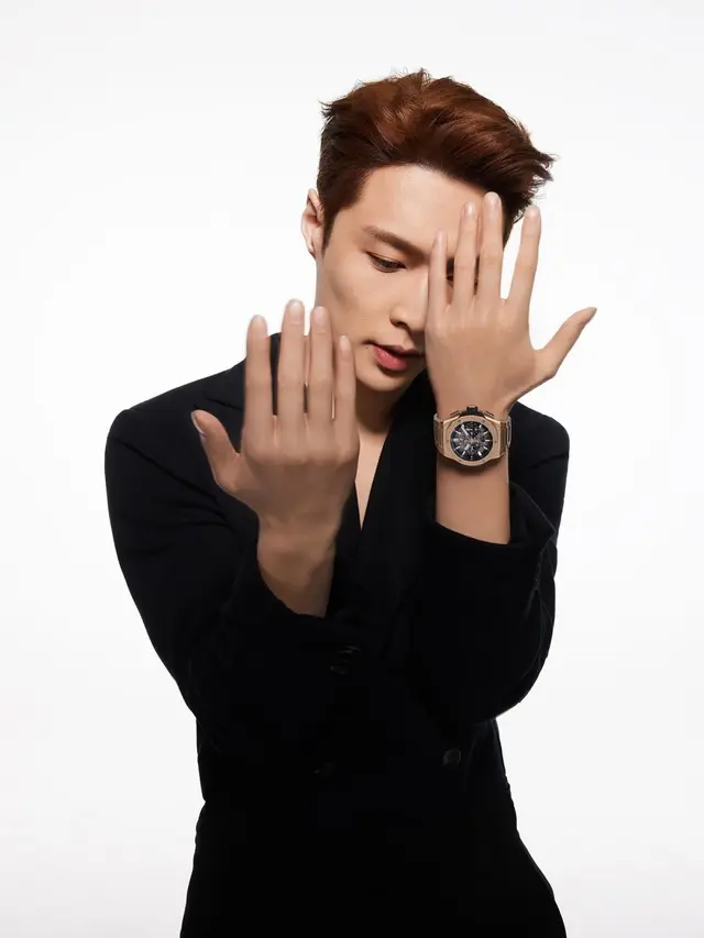 Potret Lay EXO yang Resmi Jadi Brand Ambassador Merek Jam Tangan Mewah Swiss Hublot