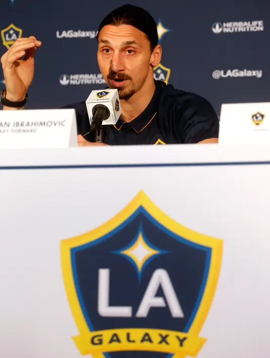 Zlatan Ibrahimovic dalam konferensi pers pertamanya sebagai pemain LA Galaxy bersama Major League Soccer (MLS) di StubHub Center, California, Jumat (30/3). Eks pemain Manchester United ini resmi bergabung dengan LA Galaxy. (AP/Ringo H.W. Chiu)