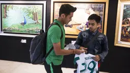 Pemain Timnas Indonesia, Septian David, memberikan tanda tangan kepada suporter yang menunggu di Hotel Sultan, Jakarta, Selasa (13/11). Timnas Indonesia akan melawan Timor Leste pada laga Piala AFF 2018. (Bola.com/Vitalis Yogi Trisna)