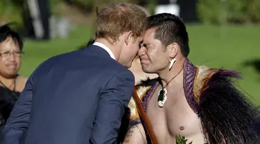 Pangeran Harry melakukan salam hongi pada seorang prajurit Maori saat kunjungan selama seminggu ke Selandia Baru, Sabtu (9/5/2015). Ini merupakan cara tradisional suku Maori mengucapkan salam ataupun bertegur sapa dengan orang. (REUTERS/Anthony Phelps)