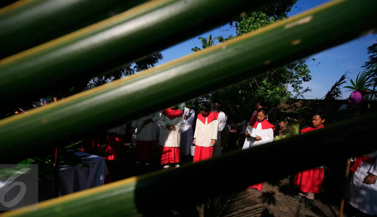 Iring-iringan umat Katolik saat mengikuti prosesi Minggu Palma di desa Mangunsuko, Magelang, Minggu (20/3). Prosesi Minggu Palma menjadi tanda dimulainya pekan suci umat Katolik menjelang Paskah. (Foto: Boy Harjanto)