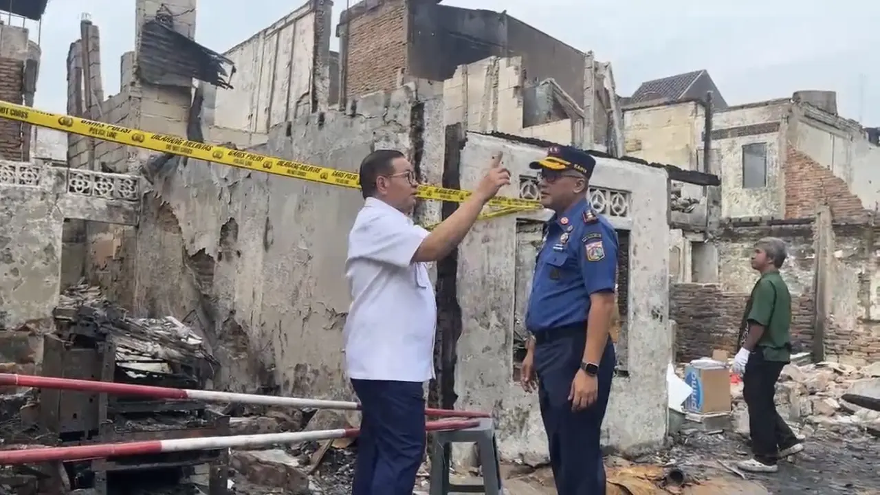 Gubernur DKI Jakarta Pramono Anung meninjau lokasi kebakaran di Kelurahan Tangki, Kecamatan Tamansari, Jakarta Barat, Selasa (30/9/2025).