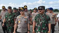 Kapolri Jenderal Tito Karnavian bersama Panglima TNI berkantor di Papua, pasca rusuh Jayapura. (Liputan6.com/Polda Papua/Katharina Janur)