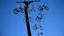 Beberapa sepeda digantung di sebuah crane untuk menyambut pebalap yang beraksi di Etape 6 Tour de France antara Arpajon-sur-Cere dan Montauban, (7/7/2016). (AFP/Lionel Bonaventure)