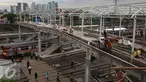 Aktivitas pekerja saat pembangunan jembatan penyeberangan orang (JPO) di Stasiun Kereta Api Tanah Abang, Jakarta, Senin (17/10). Pembangunan JPO tersebut untuk memberi rasa aman dan nyaman bagi pengguna jasa kereta api. (Liputan6.com/Johan Tallo)
