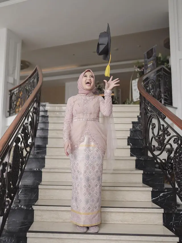 6 Potret Arafah Rianti saat Wisuda, Tampil Menawan dalam Balutan Kebaya
