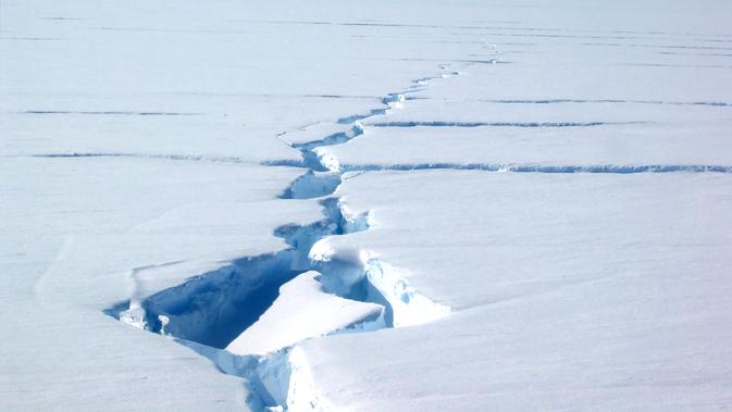 Dalam foto selebaran 1 Oktober 2019 menunjukkan kondisi pecahan gunung es yang dikenal sebagai 'Loose Tooth' atau gigi yang tanggal di lapisan es Amery, Antartika. Peristiwa ini merupakan pecahan besar pertama di lapisan es Amery sejak tahun 1964. (Richard COLEMAN/AUSTRALIAN ANTARCTIC DIVISION/AFP)
