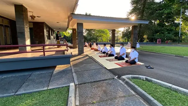 Suasana salat Idul Adha Presiden Jokowi dan keluarga di halaman Wisma Bayurini