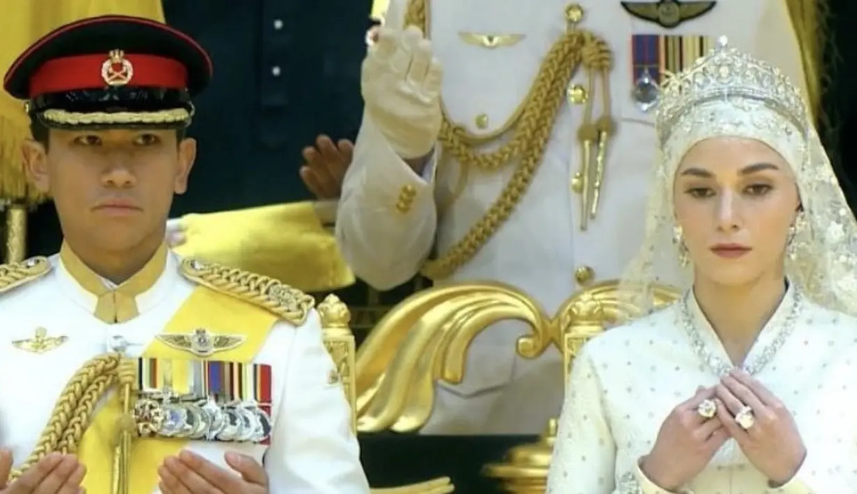 <p>Ia pun mengenakan perhiasan berlian mewah dari kalung berliontin besar, anting-anting serasi, hingga cincinnya. [@support.anishaik/RTBGO]</p>