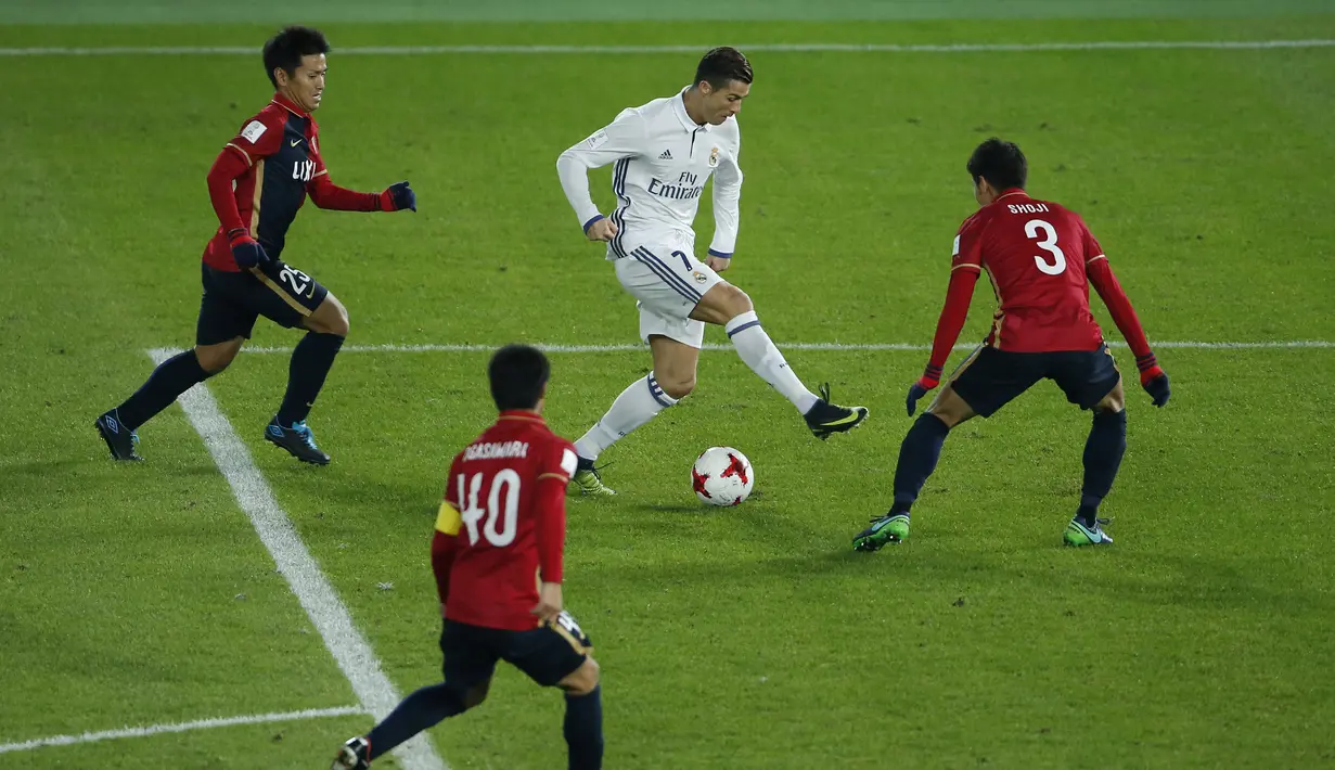 Aksi Cristiano Ronaldo melewati tiga pemain Kashima Antlers pada laga Piala Dunia Antarklub 2016 di International Stadium Yokohama, Jepang, (18/12/2016).  (Reuters/Issei Kato)