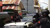 Polisi menggeledah rumah milik L (23), salah seorang pelaku bom bunuh diri yang terjadi di Gereja Katedral Makassar, Jalan Kajoalalido, Kecamatan Ujung Pandang, Kota Makassar pada Minggu (28/3/2021) sekitar pukul 10.30 Wita. Rumah tersebut merupakan rumah kontrakan yang berada di Lorong 132 A, Jalan