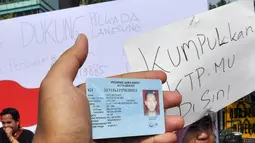 Kelompok yang tergabung dalam Rakyat Penggugat UU Pilkada ini mengumpulkan fotokopi KTP warga yang tidak setuju dengan pengembalian Pilkada via DPRD, Jakarta, (28/9/14). (Liputan6.com/Miftahul Hayat)