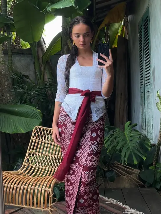 Inka Williams tampil manis dalam balutan kebaya Bali. (Foto: Instagram/ inkawilliams)