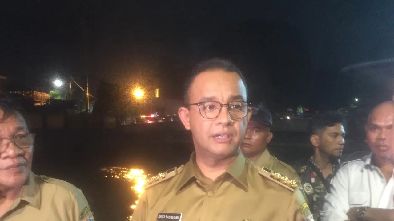 Gubernur DKI Anies Baswedan mengecek pintu air Manggarai.
