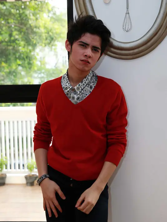 Meskipun berperan sebagai barista handal, lelaki tampan ini ternyata bukan penyuka minuman bernuansa pahit tersebut. (Deki Prayoga/Bintang.com)