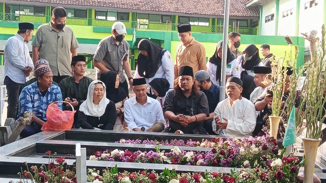Ganjar Pranowo Ziarah di Makam KH Bisri Syansuri di Ponpes Denanyar Jombang