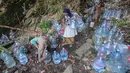Warga berjalan untuk mengambil air untuk minum dan kebutuhan mck rumah  di sumber mata air Sumur Bendung, Gunung Batur, Kota Cilegon, Banten, Minggu, (15/7/2026). (KLY/Arie Basuki)