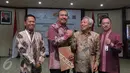 Dirut Semen Indonesia Suparni (kedua kanan), Dirut Semen Kupang Abdul Majid Nampira (kedua kiri) usai penandatanganan nota kesepahaman, Jakarta, Kamis (15/10/2015).  Semen Indonesia dan Kupang kerjasama pembangunan pabrik baru. (Liputan6.com/Angga Yuniar)