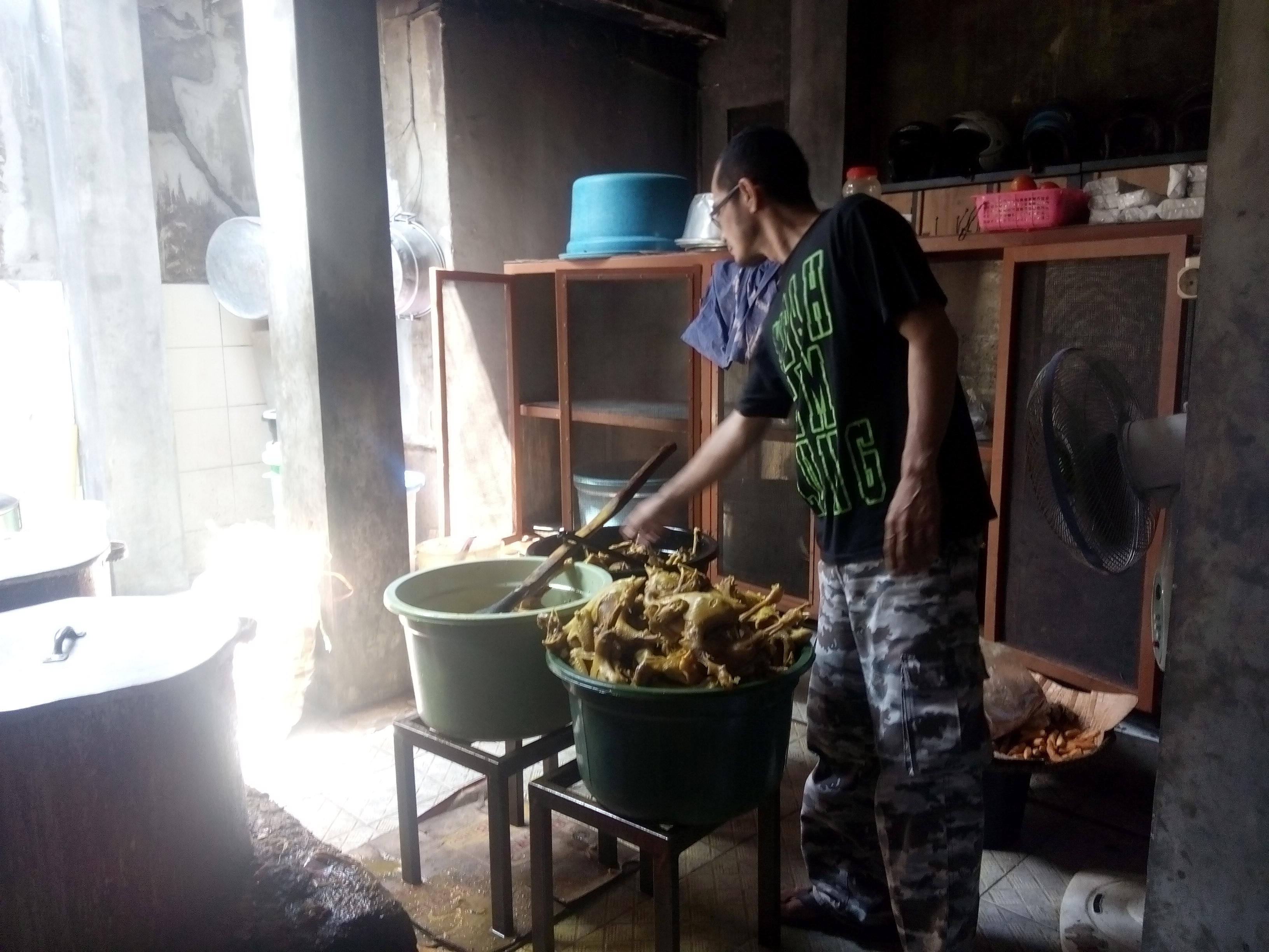 Mbah Cemplung Legenda Ayam Goreng Dari Yogya Regional