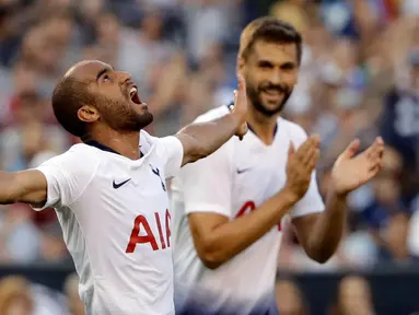 Gelandang Tottenham Hotspur, Lucas Moura berselebrasi usai mencetak gol ke gawang AS Roma pada pertandingan International Champions Cup di San Diego (25/7). Moura mencetak dua gol dan mengantar tottenham menang 4-1 atas Roma. (AP Photo/Gregory Bull)