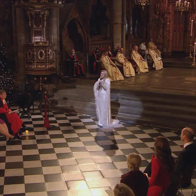 Gaya Elegan Ellie Goulding Kala Tampil di Westminster Abbey