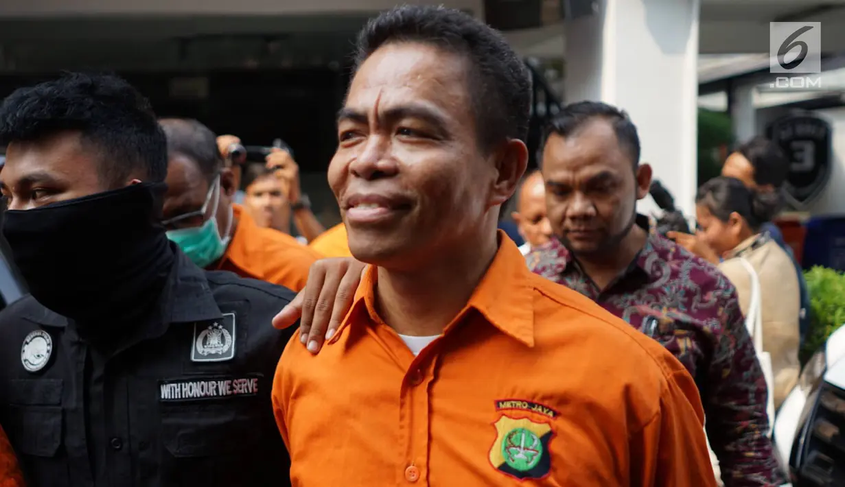 Ekspresi tokoh pemuda Umar Kei saat dihadirkan dalam rilis kasus narkotika jenis sabu di Polda Metro Jaya, Jakarta, Kamis (15/8/2019). Polisi menangkap Umar Kei beserta tiga orang lainnya. (Liputan6.com/Immanuel Antonius)