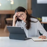 Ilustrasi seseorang yang memiliki beban pikiran /copyright shutterstock