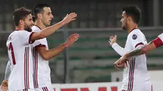 Penyerang AC Milan, Nikola Kalinic (kedua kiri) melakukan selebrasi usai mencetak gol ke gawang ChievoVerona pada lanjutan Liga Serie A Italia di stadion Bentegodi di Verona, Italia,(25/10). Milan menang telak 4-1. (Filippo Venezia / ANSA via AP)