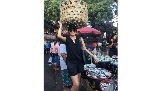 Tampil Percaya Diri, Ini Gaya 7 Seleb Saat Belanja di Pasar