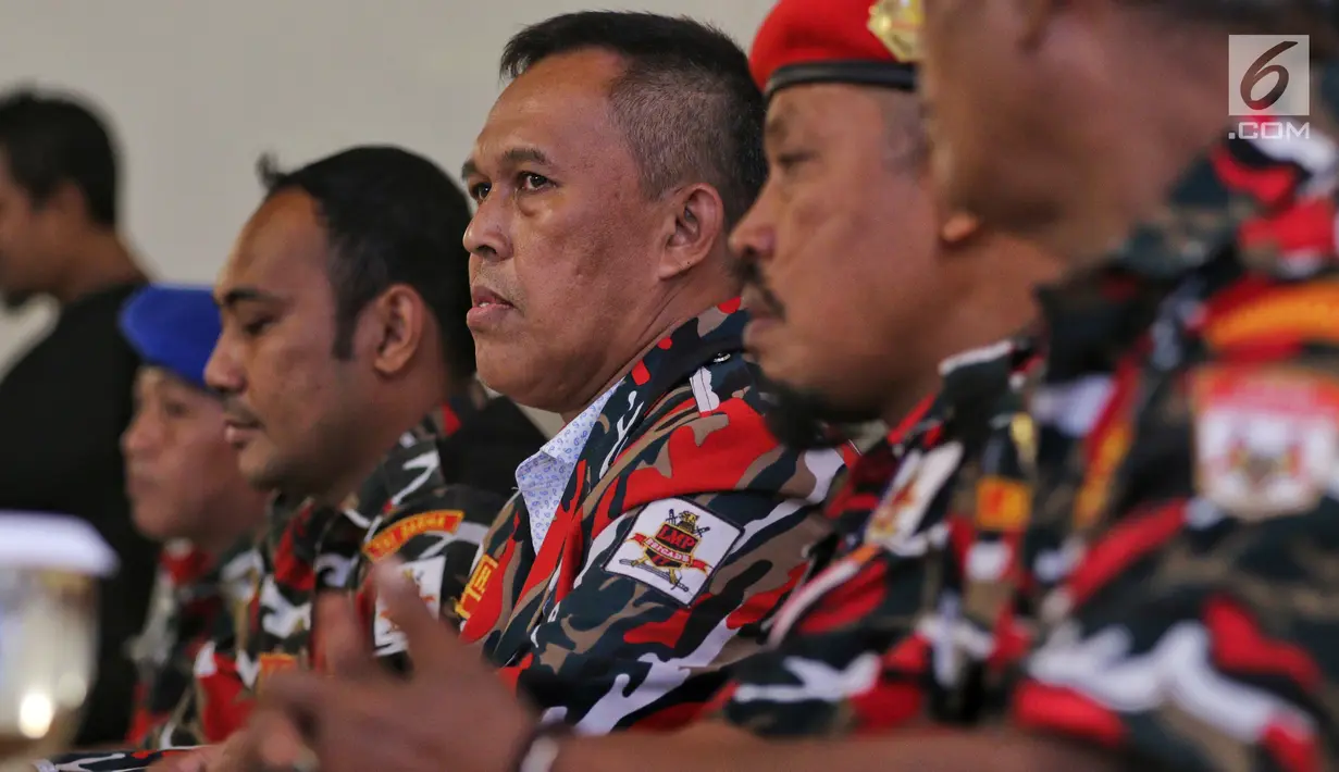 Ketua Markas Daerah Laskar Merah Putih (LMP) DKI Jakarta Agus Salim (tengah) bersama anggota ormas Laskar Merah Putih DKI Jakarta Kurdi saat memberikan pernyataan sikap, di Jakarta, Senin (28/1). (Liputan6.com/Johan Tallo)
