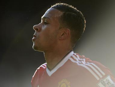 Pemain Manchester United, Memphis Depay, penampilannya terus menurun di musim keduanya. Bahkan dirinya hanya menjadi penghangat bangku cadangan Red Devils. (AFP/Oli Scarff)