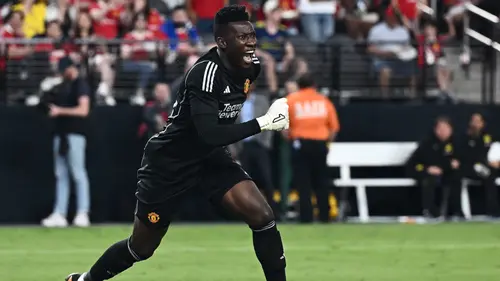 Kiper Manchester United, Andre Onana berteriak kepada rekan-rekannya saat menghadapi Borussia Dortmund pada laga uji coba pramusim 2023/2024 di Allegiant Stadium, Las Vegas (30/7/2023). Andre Onana didatangkan Manchester United dari Inter Milan pada bursa transfer musim panas 2023/2024 dengan nilai transfer 52,5 juta euro untuk menggantikan posisi David De Gea yang hengkang dari Old Trafford. (AFP/Patrick T. Fallon)