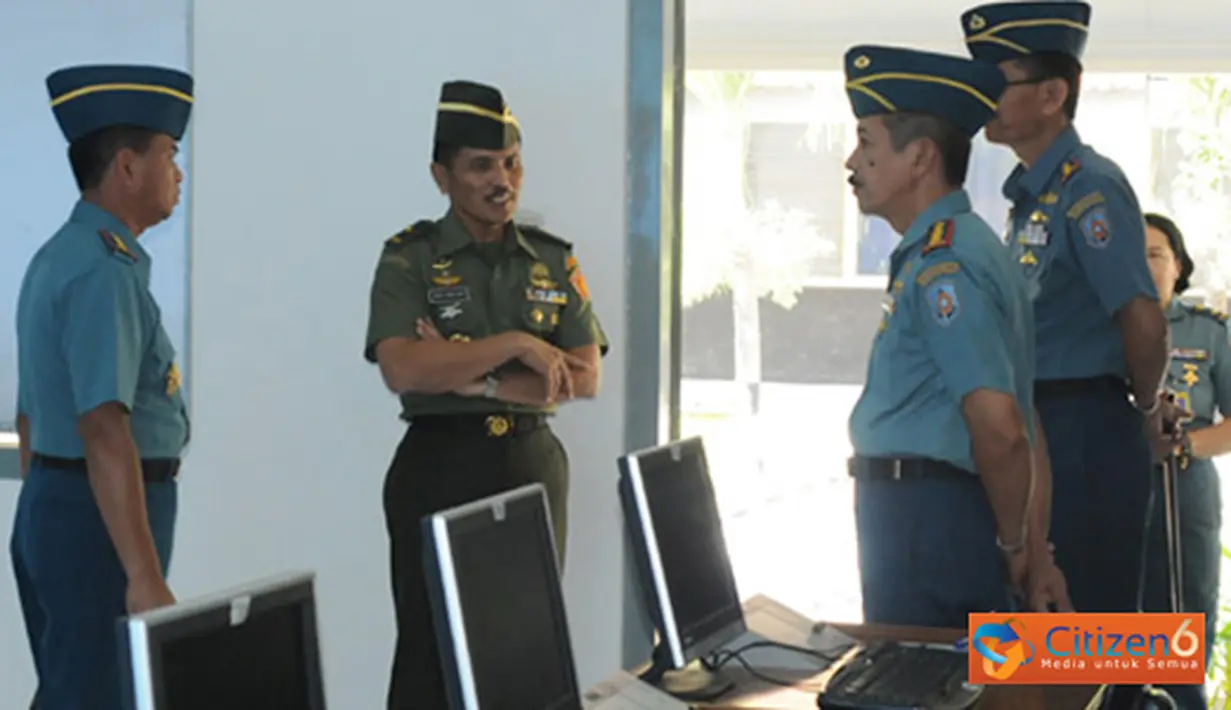 Citizen6, Surabaya: Kapusdiklat bahasa Brigjen TNI Yoedi swastanto memeriksa fasilitas Labsa Puddikbanmin Kodikdukum Kobangdikal Surabaya, Selasa (3/7).(Pengirim: Kobangdikal).