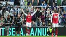 Pemain Arsenal, Gabriel Magalhaes, merayakan gol ke gawang Newcastle United pada lanjutan Liga Inggris di St James Park, Minggu (28/9/2025). (AP Photo/Jon Super)