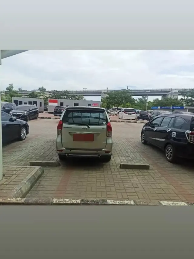 Mobil parkir serakah (Instagram/@markirterus)