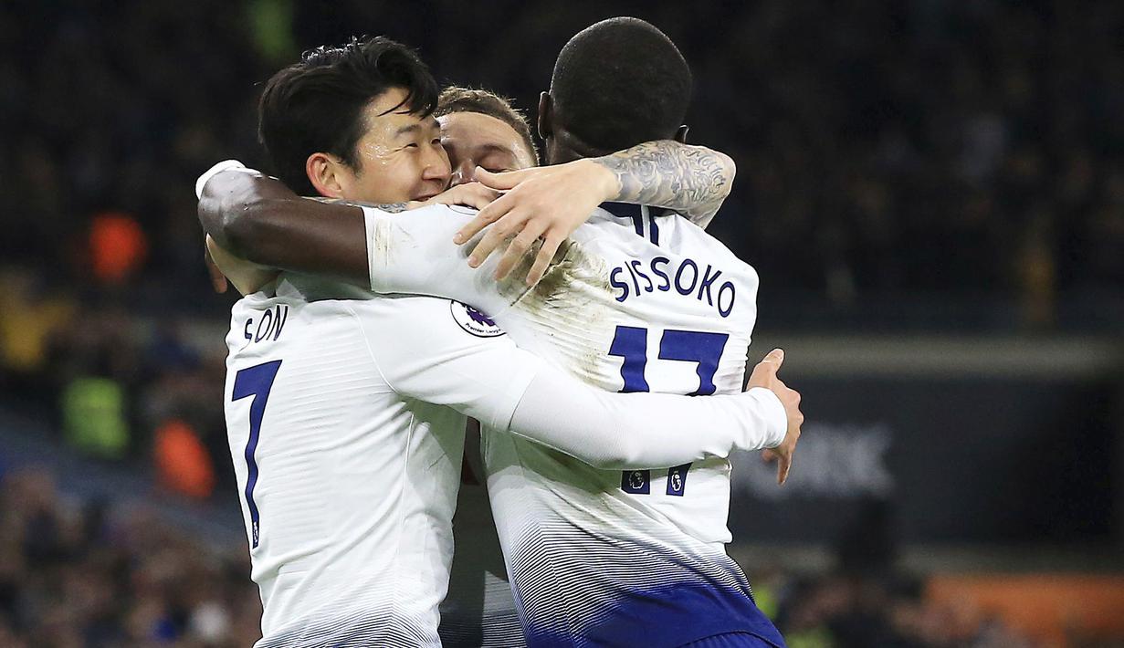 Para pemain Tottenham Hotspur merayakan gol yang dicetak oleh Harry Kane ke gawang Cardiff City pada laga Premier League di Stadion Cardiff City, Selasa (1/1). Tottenham Hotspur menang 3-0 atas Cardiff City. (AP/Mark Kerton)