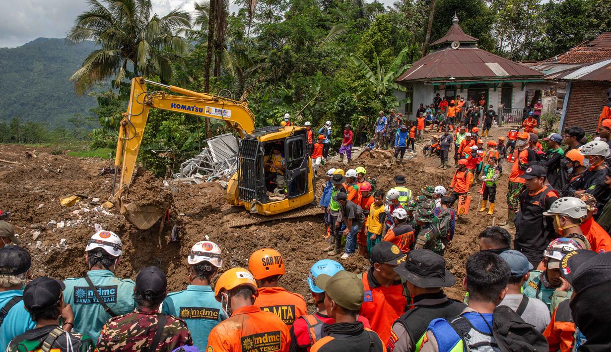 Hingga, Jumat (21/11/2025), ada 18 korban yang masih dalam pencarian. Tampak dalam foto, petugas penyelamat berkumpul di sekitar ekskavator selama operasi pencarian di lokasi longsor di Desa Situkung, Banjarnegara, Jawa Tengah, pada Kamis 20 November 2025. (DEVI RAHMAN/AFP)