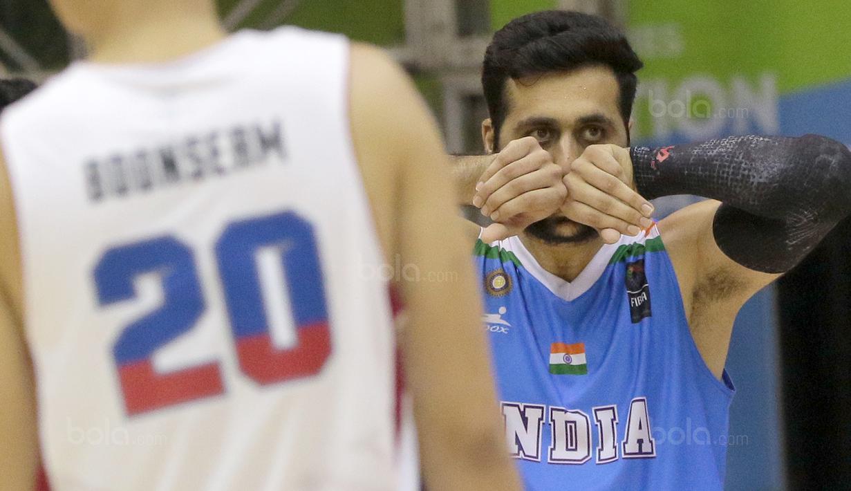 Pemain India, Bhullar Singh menutup wajahnya saat melawan Thailand pada laga test event Basket Asian Games 2018 di Hall A Senayan, Jakarta, Rabu (7/2/2018). Thailand  menang 79-72. (Bola.com/Nicklas Hanoatubun)