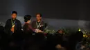 Menteri PPN/Kepala Bappenas Armida Alisjahbana memberikan penghargaan kepada Gubernur Jakarta Joko Widodo di sela pembukaan Musrenbangnas 2014 (Liputan6.com/Herman Zakharia)