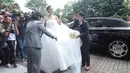 Pernikahan Sandra Dewi terkesan mewah. Nuansa putih menghiasi altar Gereja Katedral. Pengantin turun dari mobil bermerk Roll Royce warna hitam dengan nomor B 1 MKI. (Galih W. Satria/Bintang.com)