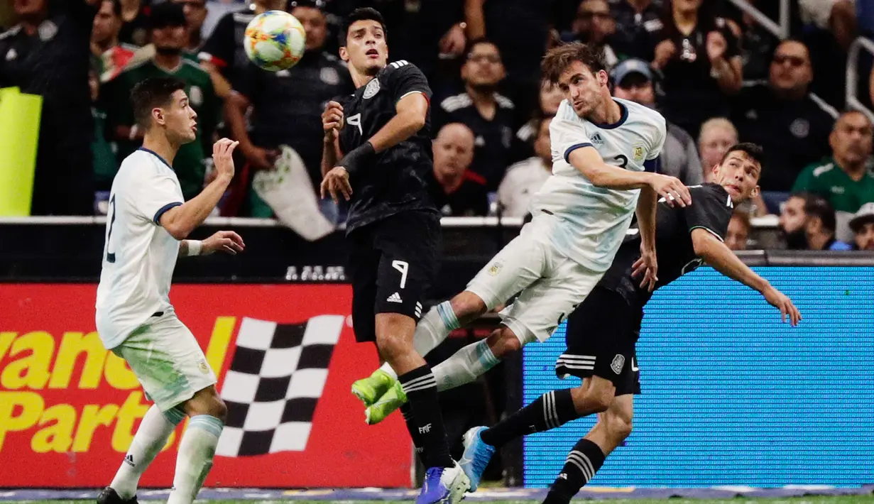 Pemain Argentina Nicolas Tagliafico (dua kanan) menyundul bola melewati Raul Jimenez (dua kiri) dalam laga persahabatan di Alamodome, San Antonio, Texas, Amerika Serikat, Selasa (10/9/2019). Argentina menang 4-0 atas hattrick Lautaro Martinez. (AP Photo/Eric Gay)