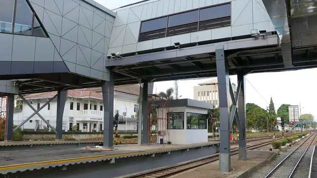 Jembatan modern (sky bridge) membentang dari arah selatan menuju utara di Stasiun Bandung. Skybridge omo sudah diujicoba pada 23 September 2020. (Arie Nugraha/Liputan6.com)